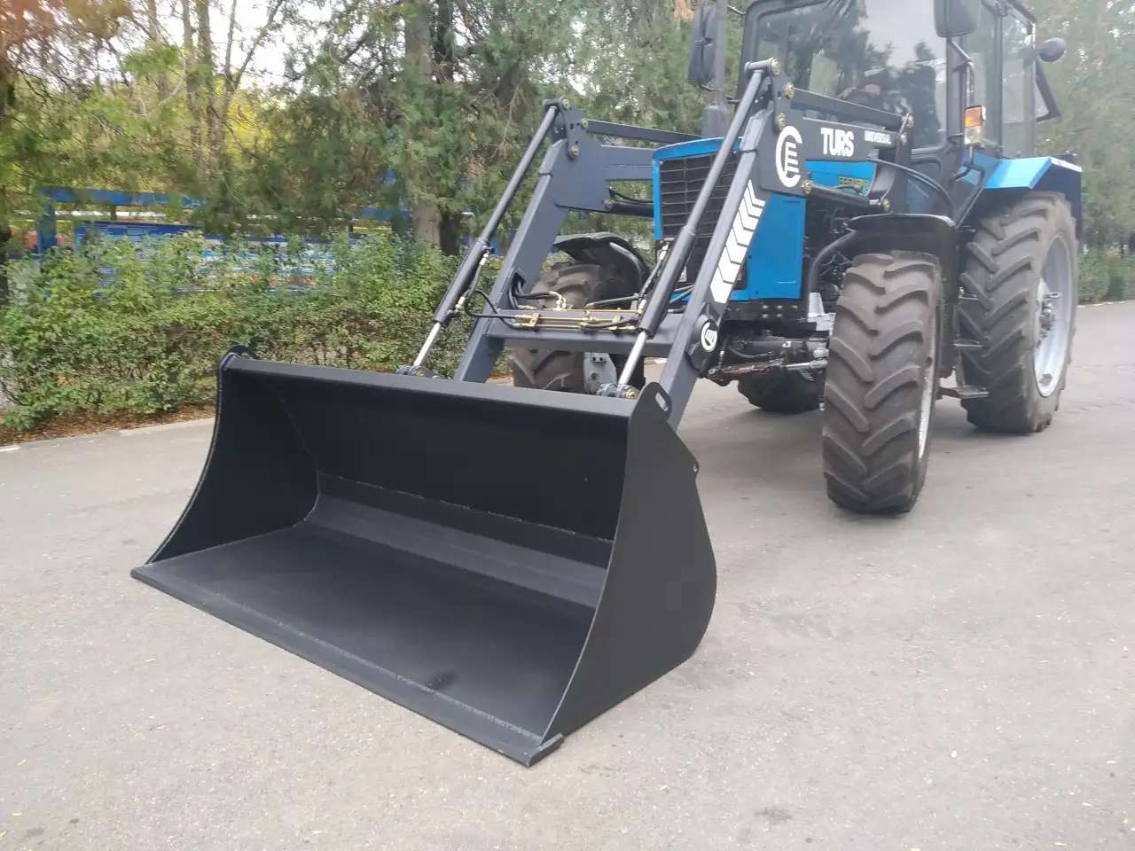 Фронтальный погрузчик КУН TURS-1000У-0П с еврорамкой