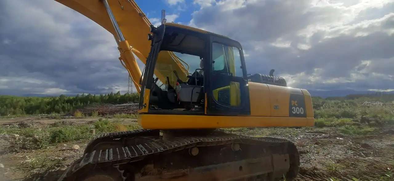 Гусеничный экскаватор Komatsu PC300-8M0, 2023