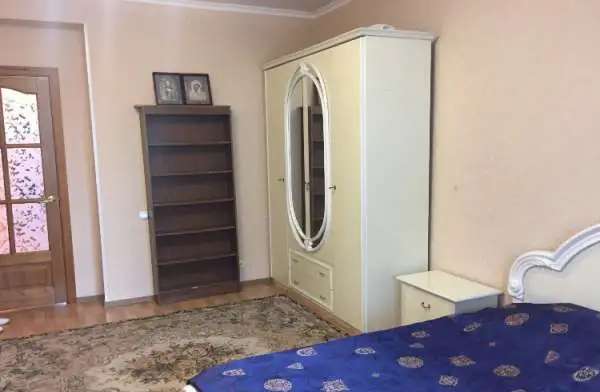 Сдаю комнату без хозяев, Российская 8