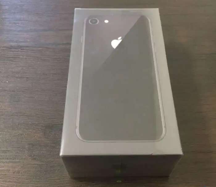 Продам Apple iPhone 8 64GB Space Gray в упаковке