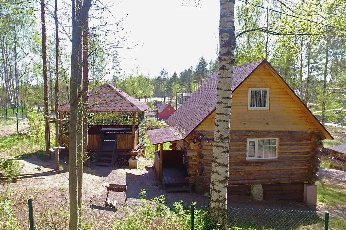 Сдаю посуточно двухэтажный домик с баней рядом с озером и горнолыжными курортами