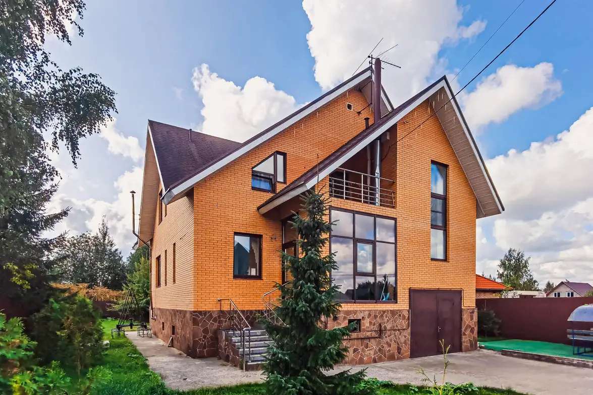 Сдаю посуточно двухэтажный коттедж с сауной и бассейном
