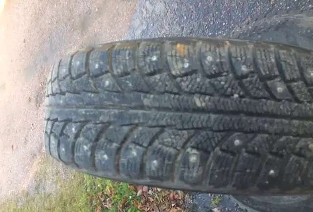 Продам шипованные шины на дисках б/у Рено.Флюенс, Меган в хорошем состоянии.
