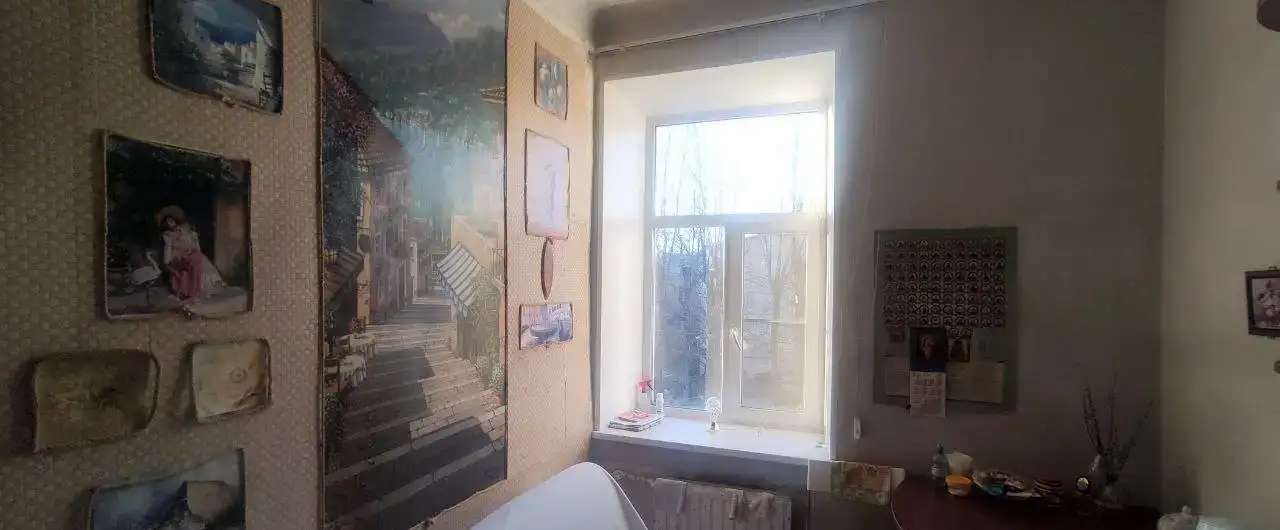 Собственница продаёт комнату на В.О. в малонаселённой квартире.