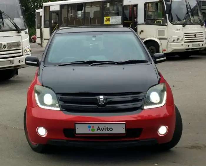 Toyota Ist, 2003, чёрно-красный стайлинг