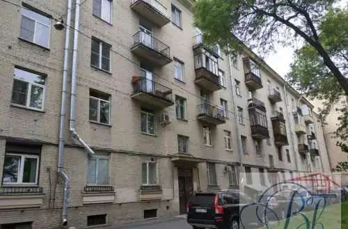 Продаются две комнаты из четырёх.