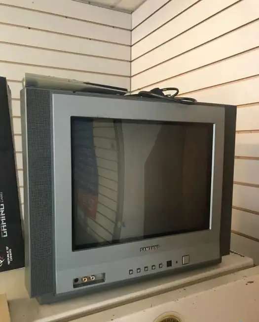 Продам каждый телевизор по 2300