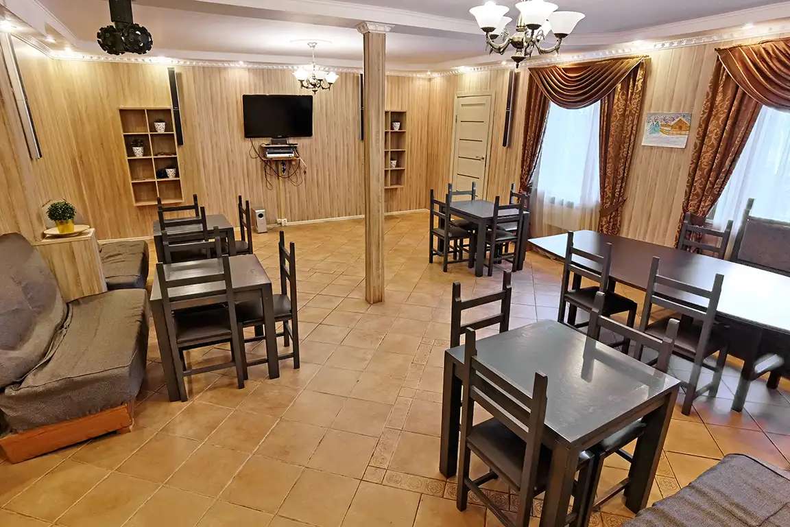 Сдаю посуточно большой коттедж с банкетным залом и бассейном