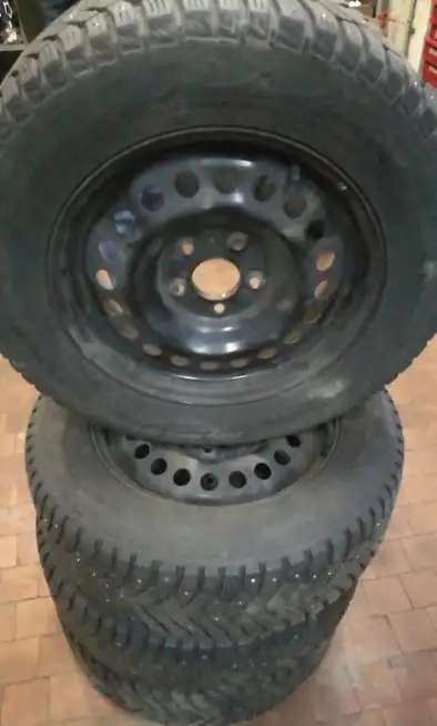Шины 215/65 16 б/у зимние шипованные