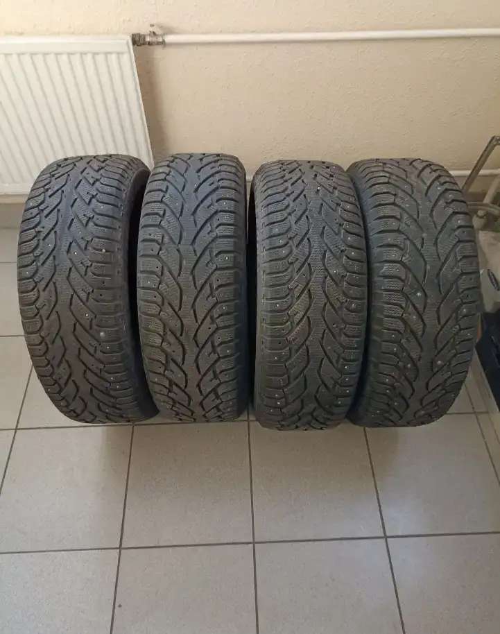 Шины зимние шипованные б/у