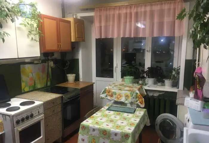 СДАМ секцию в четырехкомнатной квартире КРУПСКОЙ 16