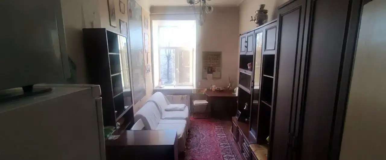 Собственница продаёт комнату на В.О. в малонаселённой квартире.