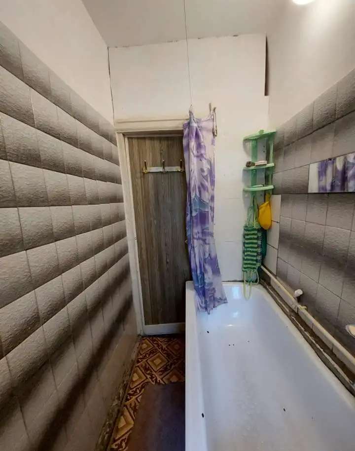 Продам, Айвазовского 7, комната, доля, 20м2 с балконом. 2/2 кирпич.