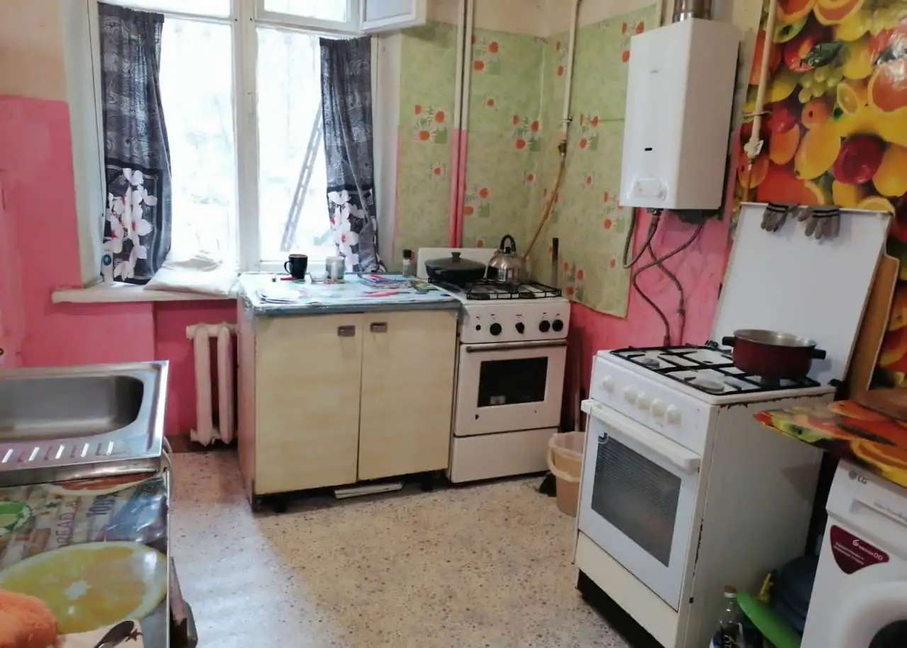 Собственник продаю комнату в трёхкомнатной квартире