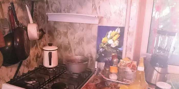 сдаю комнату 8 м2 в кв-ре с хоз. Стройгородок, 1 поряд. рус - дев, парень.
