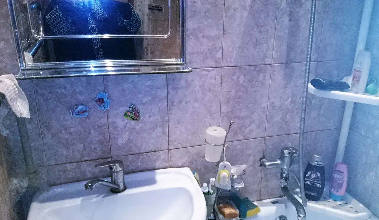 сдаю комн в част доме с хоз Каменка, в/уд. 1-н в комн. 1дев или 1 парень.
