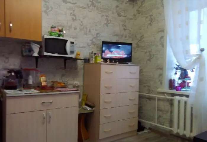 Продам комнату 12 кв м 9 эт 9 в общежитии. Один сосед. Сан.узел на 2 комнаты.