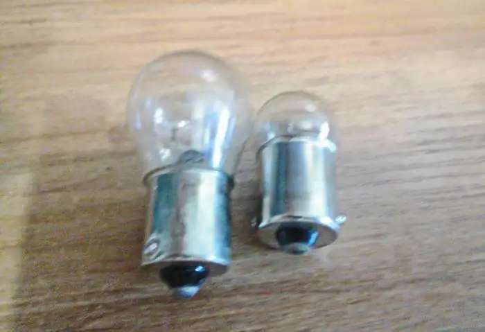 Лампы автомобильные 12V 21W и 10W с одним контактом.