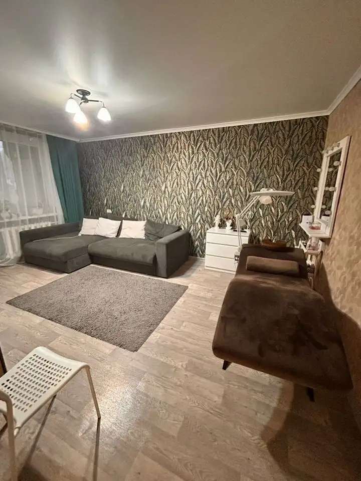 Посуточно, почасово, Дыбенко 36