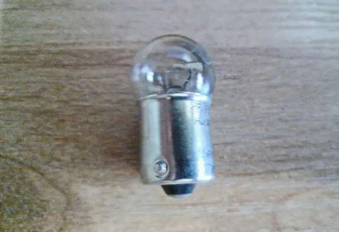 Лампы автомобильные 12V 21W и 10W с одним контактом.