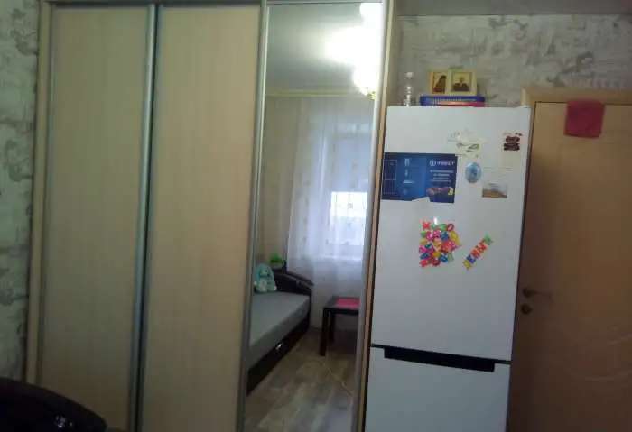 Продам комнату 12 кв м 9 эт 9 в общежитии. Один сосед. Сан.узел на 2 комнаты.