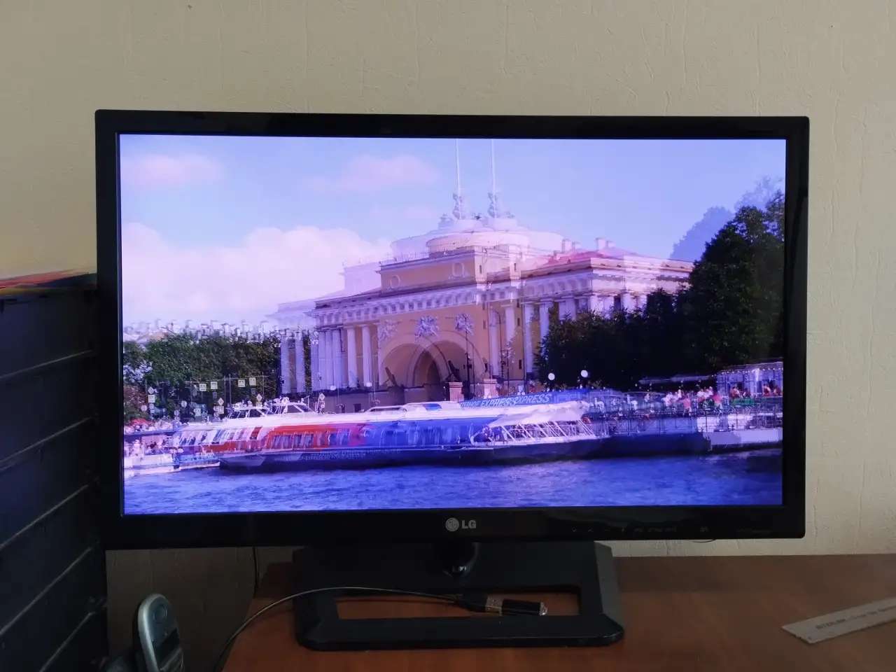 Телевизор LG DM2752T с поддержкой 3D