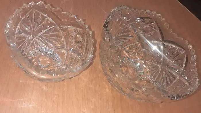 Комплект из двух стеклянных или хрустальных ваз