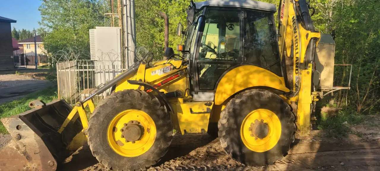 Продаем экскаватор-погрузчик New Holland бу 2012 года