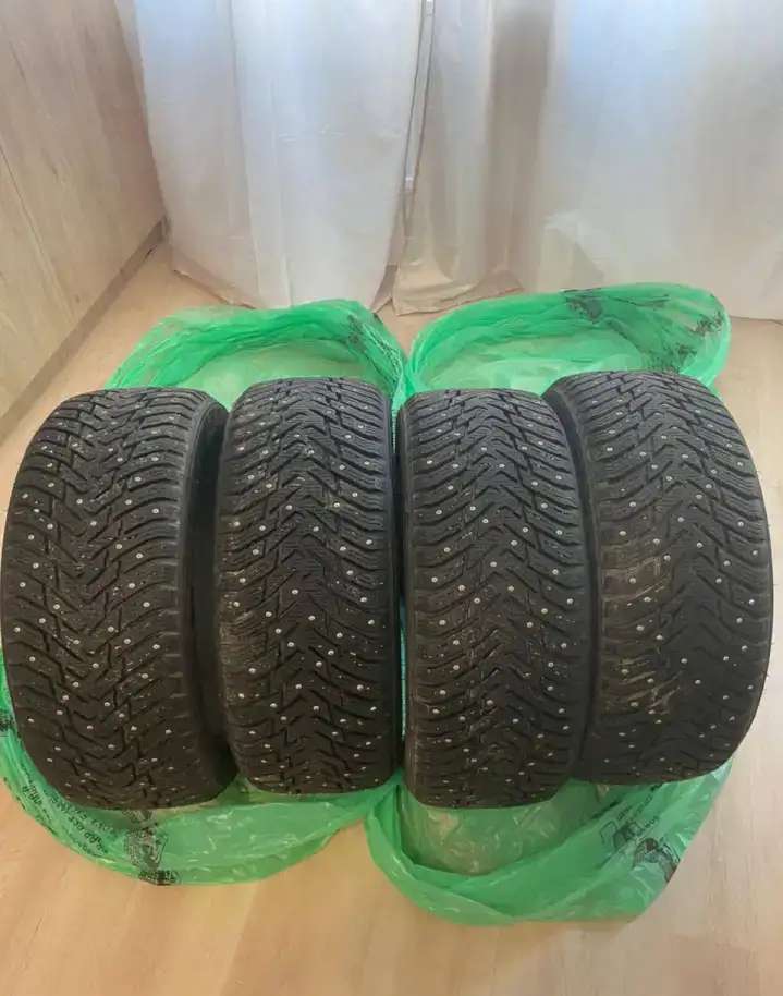 Продам комплект зимней резины Nokian Tyres Nordman 8 215/50 R17 95T