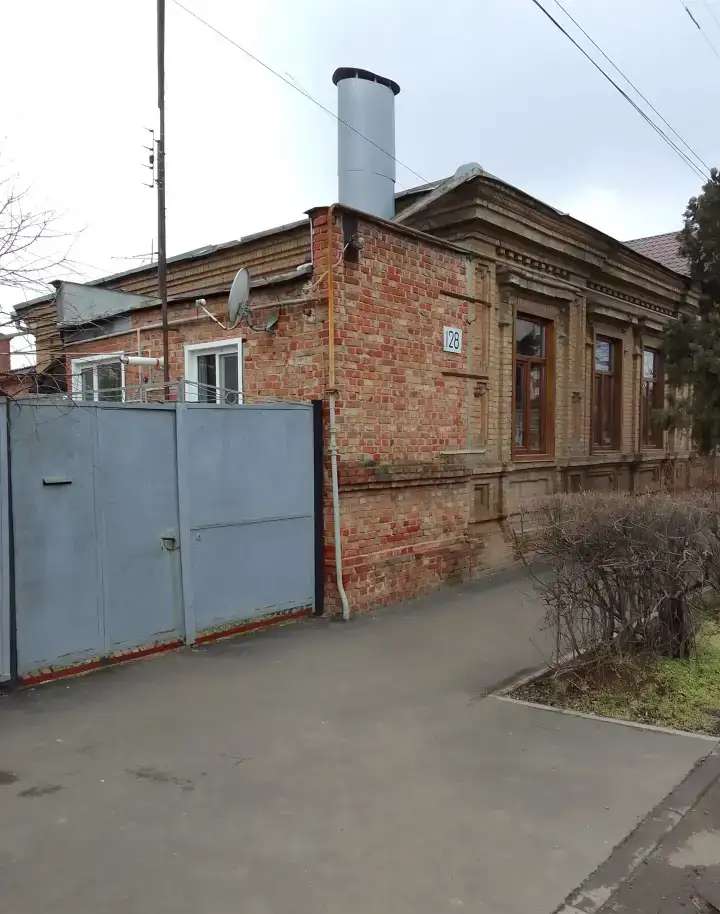Дом в центре города, участок 7 соток. г. Ейск