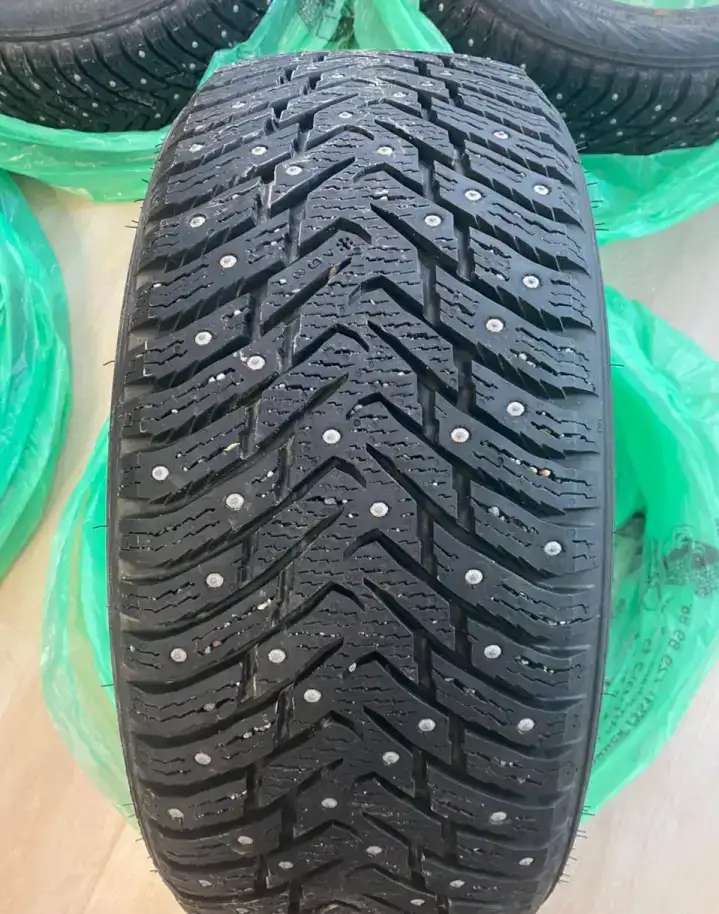 Продам комплект зимней резины Nokian Tyres Nordman 8 215/50 R17 95T