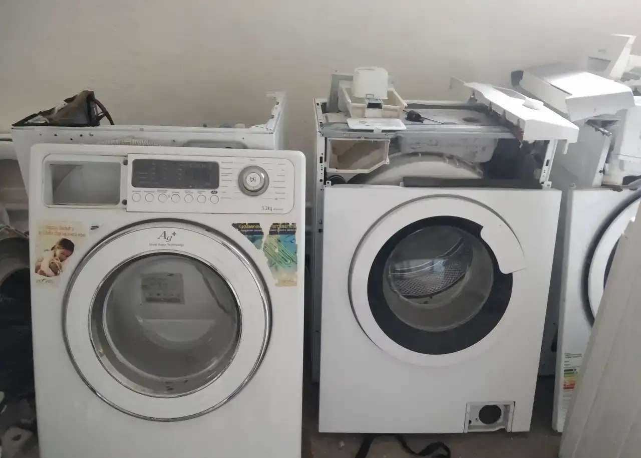 Продам по запчастям стиральную машину