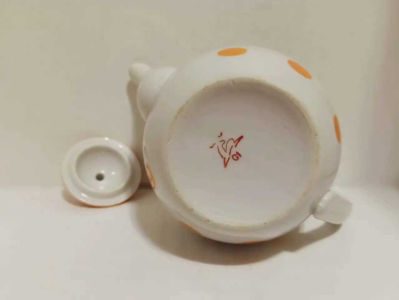 Чайник с декором в горошек, фарфор, золочение, деколь, Кузяевский ФЗ