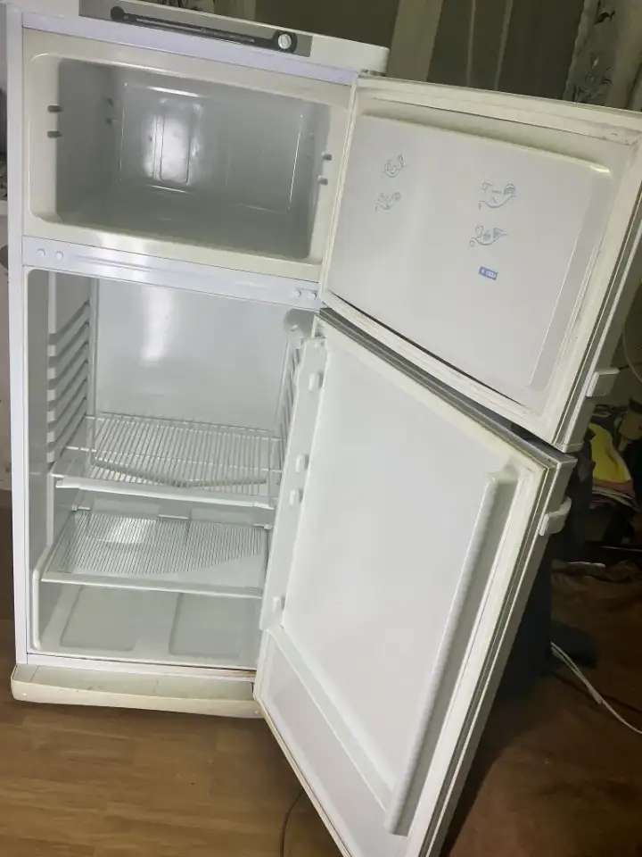 Холодильник неисправный 2камер. Indesit на запчасти